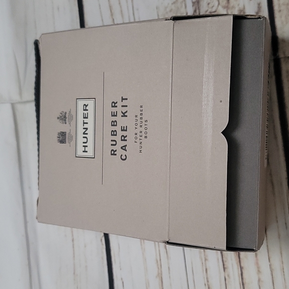 Hunter Other - NWOT HUNTER RUBBER CLEANING KIT